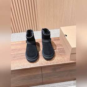 UGG 油叽叽蓓琳娜搭扣短筒靴系列重磅來襲 從材質到版型全是頂配，秋冬氛圍感直
