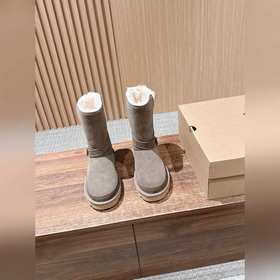 UGG 油叽叽蓓琳娜搭扣系列中筒重磅來襲 從材質到版型全是頂配，秋冬氛圍感直接