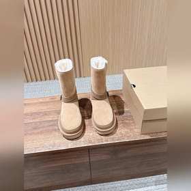 UGG 油叽叽蓓琳娜搭扣系列中筒重磅來襲 從材質到版型全是頂配，秋冬氛圍感直接