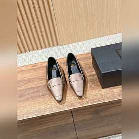 Saint Laurent 聖羅蘭新款平底小方頭單鞋 各種小裙子搭配起來 完全