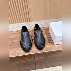 Saint Laurent Yves 聖羅蘭男士褶皺樂福鞋. 标志性的小logo