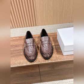 Saint Laurent Yves 聖羅蘭男士褶皺樂福鞋. 标志性的小logo
