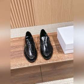 Saint Laurent Yves 聖羅蘭男士褶皺樂福鞋. 标志性的小logo