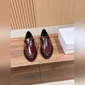 Saint Laurent Yves 聖羅蘭男士褶皺樂福鞋. 标志性的小logo