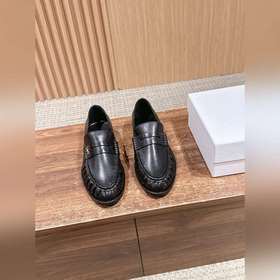 Saint Laurent Yves 聖羅蘭男士褶皺樂福鞋. 标志性的小logo