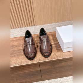 Saint Laurent Yves 聖羅蘭男士褶皺樂福鞋. 标志性的小logo