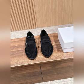 Saint Laurent Yves 聖羅蘭男士褶皺樂福鞋. 标志性的小logo