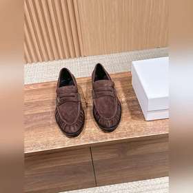 Saint Laurent Yves 聖羅蘭男士褶皺樂福鞋. 标志性的小logo