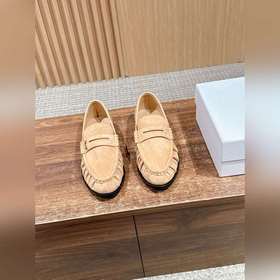 Saint Laurent Yves 聖羅蘭男士褶皺樂福鞋. 标志性的小logo