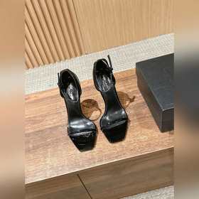AINT LAURENT · OPYUM 聖羅蘭經典系列字母金屬跟漆皮涼鞋 .
