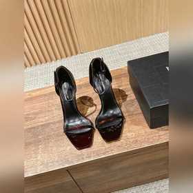 AINT LAURENT · OPYUM 聖羅蘭經典系列字母金屬跟漆皮涼鞋 .