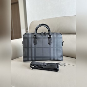 Burberry 巴寶莉男款公文包，臻選煙熏格紋裁片，搭配奢華皮革飾邊，呈現挺括