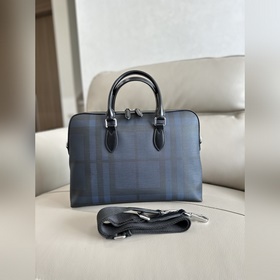 Burberry 巴寶莉男款公文包，臻選煙熏格紋裁片，搭配奢華皮革飾邊，呈現挺括