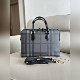 Burberry 巴寶莉男款公文包，臻選煙熏格紋裁片，搭配奢華皮革飾邊，呈現挺括