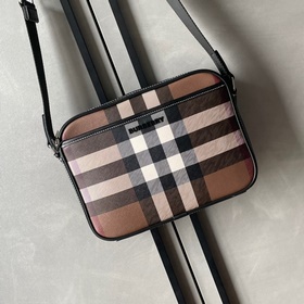 B包精巧的斜背包，裝飾 Burberry 格紋和光滑皮革邊飾。點綴品牌徽标設計，