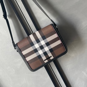 Burberry 巴寶莉新款信使包，精緻立挺設計，裝飾 Burberry 格紋，