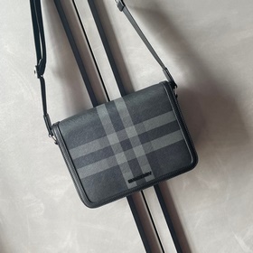 Burberry 巴寶莉新款信使包，精緻立挺設計，裝飾 Burberry 格紋，