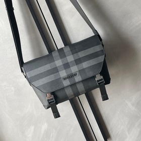 Burberry 巴寶莉最新款信使包，裝點品牌炭灰色格紋設計，搭配光滑皮革裝飾和