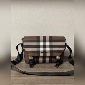 Burberry 巴寶莉最新款信使包，裝點品牌啡色格紋設計，搭配光滑皮革裝飾和徽