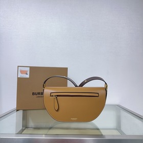 Burberry 巴寶莉最新時裝秀款肩背包，采用纖巧立挺的版型設計，精選兩種色調