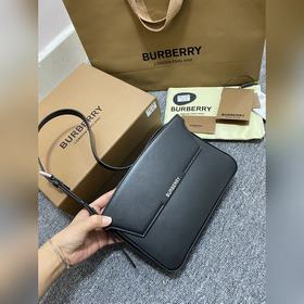 更新BBR 最新款的走秀肩背包 精選柔軟皮革打造。正面翻蓋處點綴以品牌壓花徽标，