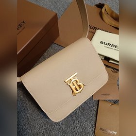 魚子醬 Burberry 巴寶莉版型立挺的皮革單肩包，選用粒紋皮革打造，鎖扣裝飾