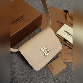 魚子醬 Burberry 巴寶莉版型立挺的皮革單肩包，選用粒紋皮革打造，鎖扣裝飾
