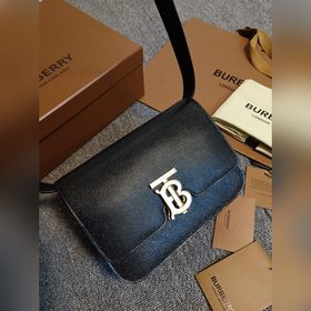 魚子醬 Burberry 巴寶莉版型立挺的皮革單肩包，選用粒紋皮革打造，鎖扣裝飾