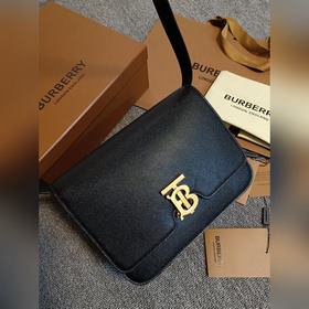 魚子醬 Burberry 巴寶莉版型立挺的皮革單肩包，選用粒紋皮革打造，鎖扣裝飾