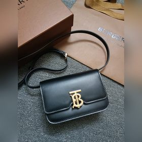 Burberry 巴寶莉新款TB迷你皮革鎖扣包，版型挺立的皮革單肩包，印質地平滑