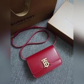 Burberry 巴寶莉新款TB迷你皮革鎖扣包，版型挺立的皮革單肩包，印質地平滑