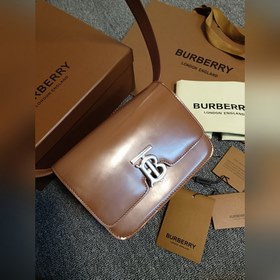 Burberry 巴寶莉TB小號專屬标識皮革鎖扣包，版型立挺的皮革單肩包，質地平