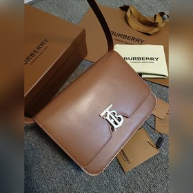 Burberry 巴寶莉TB中號專屬标識皮革鎖扣包，版型立挺的皮革單肩包，質地平