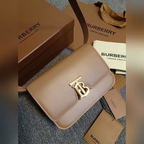 Burberry 巴寶莉TB小號專屬标識皮革鎖扣包，版型立挺的皮革單肩包，質地平