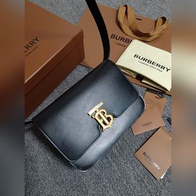 Burberry 巴寶莉TB小號專屬标識皮革鎖扣包，版型立挺的皮革單肩包，質地平