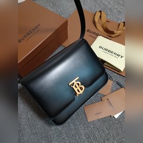Burberry 巴寶莉TB中號專屬标識皮革鎖扣包，版型立挺的皮革單肩包，質地平