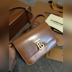 Burberry 巴寶莉TB小號專屬标識皮革鎖扣包，版型立挺的皮革單肩包，質地平