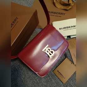 Burberry 巴寶莉TB小號專屬标識皮革鎖扣包，版型立挺的皮革單肩包，質地平