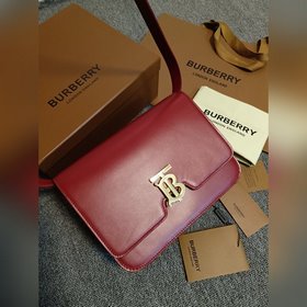Burberry 巴寶莉TB中號專屬标識皮革鎖扣包，版型立挺的皮革單肩包，質地平