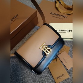 Burberry 巴寶莉TB小號專屬标識皮革鎖扣包，版型立挺的皮革單肩包，質地平