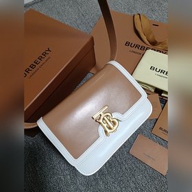 Burberry 巴寶莉TB小號專屬标識皮革鎖扣包，版型立挺的皮革單肩包，質地平