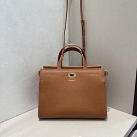 Burberry 巴寶莉新款托特包，用于意大利進口粒紋小牛皮面料打造，搭配棉質混