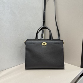 Burberry 巴寶莉新款托特包，用于意大利進口粒紋小牛皮面料打造，搭配棉質混