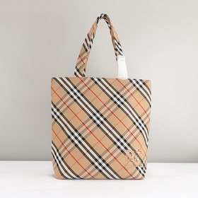 寬敞托特包，裝飾精紡 Burberry 格紋，搭配同種面料内襯。質地輕盈，搭配馬