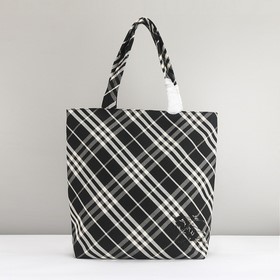 寬敞托特包，裝飾精紡 Burberry 格紋，搭配同種面料内襯。質地輕盈，搭配馬