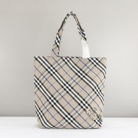 寬敞托特包，裝飾精紡 Burberry 格紋，搭配同種面料内襯。質地輕盈，搭配馬