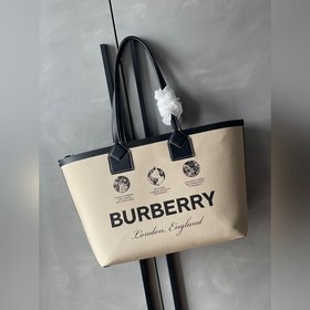 Burberry 巴寶莉最新款空間寬闊的托特包，包身很輕實用百搭，選用棉質和緝明