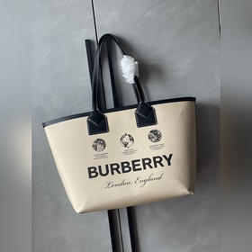 Burberry 巴寶莉最新款空間充裕的托特包(中號)，選用棉質和緝明線皮革材質