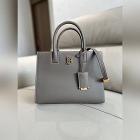 Burberry 巴寶莉最新版型立挺的托特包，采用意大利鞣制粒紋皮革材質制成，搶