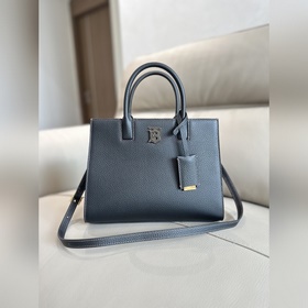 Burberry 巴寶莉最新版型立挺的托特包，采用意大利鞣制粒紋皮革材質制成，搶